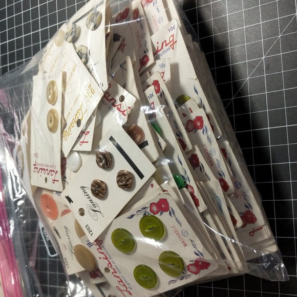 Massive vintage button bundle close to 5lbs - Picture 3 of 13